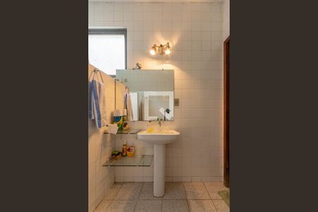 Casa à venda com 641m², 5 quartos e 10 vagasBanheiro da Área da Piscina