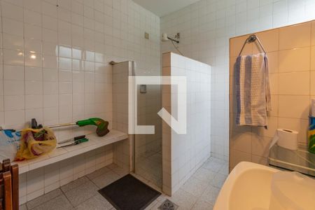 Casa à venda com 641m², 5 quartos e 10 vagasBanheiro da Área da Piscina