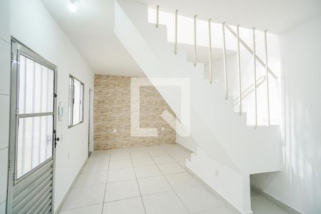 Sala e cozinha de casa de condomínio para alugar com 2 quartos, 65m² em Vila Esperança, São Paulo