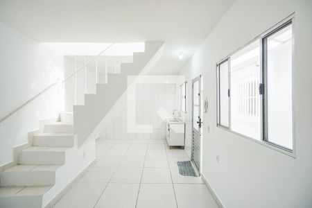 Sala e cozinha de casa de condomínio para alugar com 2 quartos, 65m² em Vila Esperança, São Paulo