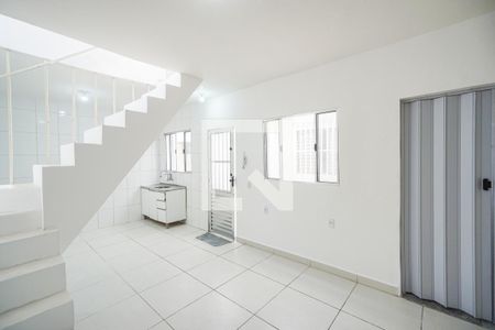 Sala e cozinha de casa de condomínio para alugar com 2 quartos, 65m² em Vila Esperança, São Paulo