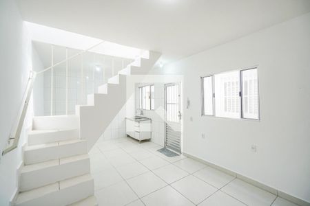 Sala e cozinha de casa de condomínio para alugar com 2 quartos, 65m² em Vila Esperança, São Paulo