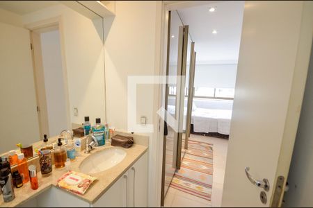 Apartamento à venda com 215m², 2 quartos e 2 vagasBanheiro da Suíte 1