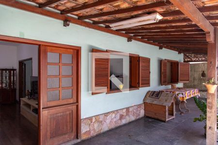 Casa à venda com 180m², 3 quartos e 2 vagasVaranda