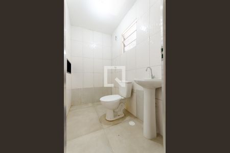 Banheiro de casa para alugar com 1 quarto, 25m² em Vila Boaçava, São Paulo