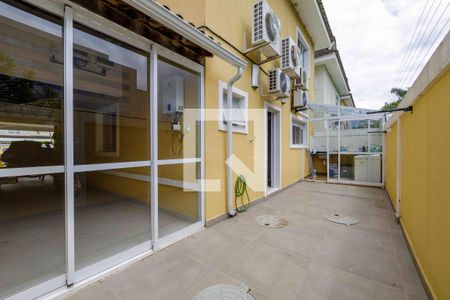 Casa de condomínio à venda com 220m², 4 quartos e 4 vagas Casa de condomínio à venda com 220m², 4 quartos e 4 vagasÁrea de Serviço