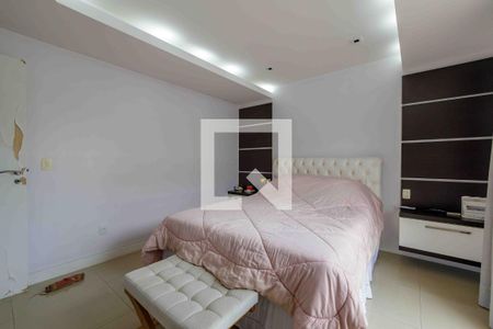 Casa de condomínio à venda com 220m², 4 quartos e 4 vagas Casa de condomínio à venda com 220m², 4 quartos e 4 vagasSuíte 2