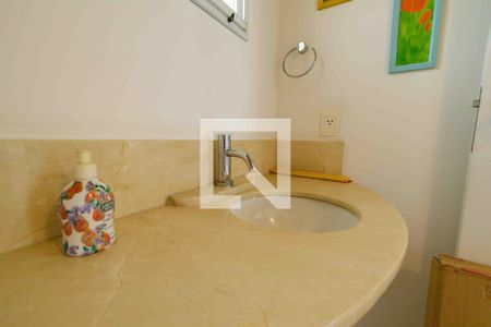 Casa de condomínio à venda com 220m², 4 quartos e 4 vagas Casa de condomínio à venda com 220m², 4 quartos e 4 vagasLavabo Sótão