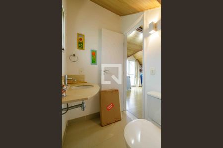 Casa de condomínio à venda com 220m², 4 quartos e 4 vagas Casa de condomínio à venda com 220m², 4 quartos e 4 vagasLavabo Sótão