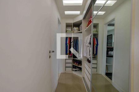 Casa de condomínio à venda com 220m², 4 quartos e 4 vagas Casa de condomínio à venda com 220m², 4 quartos e 4 vagasCloset Suíte 2