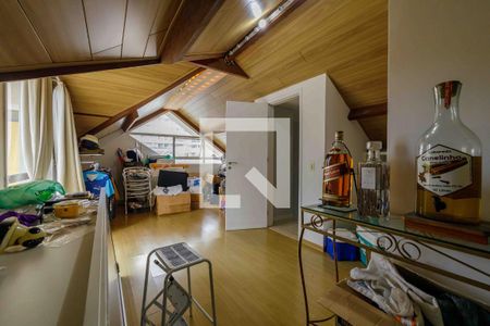 Casa de condomínio à venda com 220m², 4 quartos e 4 vagas Casa de condomínio à venda com 220m², 4 quartos e 4 vagasSótão