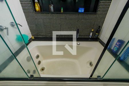 Casa de condomínio à venda com 220m², 4 quartos e 4 vagas Casa de condomínio à venda com 220m², 4 quartos e 4 vagasBanheiro Suíte 2