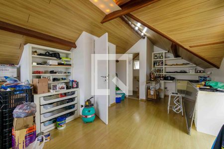 Casa de condomínio à venda com 220m², 4 quartos e 4 vagas Casa de condomínio à venda com 220m², 4 quartos e 4 vagasSótão