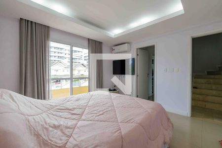 Casa de condomínio à venda com 220m², 4 quartos e 4 vagas Casa de condomínio à venda com 220m², 4 quartos e 4 vagasSuíte 2