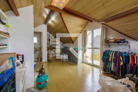 Casa de condomínio à venda com 220m², 4 quartos e 4 vagas Casa de condomínio à venda com 220m², 4 quartos e 4 vagasSótão