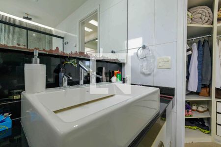 Casa de condomínio à venda com 220m², 4 quartos e 4 vagas Casa de condomínio à venda com 220m², 4 quartos e 4 vagasBanheiro Suíte 2