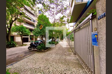 Apartamento à venda com 105m², 3 quartos e 2 vagasFachada com cartaz QA.