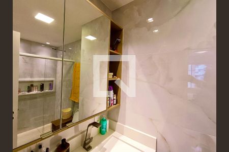 Apartamento à venda com 105m², 3 quartos e 2 vagasSuíte banheiro 