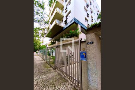 Apartamento à venda com 105m², 3 quartos e 2 vagasFachada com cartaz QA.