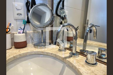 Apartamento à venda com 74m², 2 quartos e 2 vagasBanheiro da Suíte