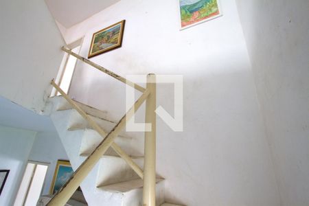 Casa à venda com 394m², 2 quartos e 2 vagasEscada