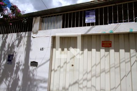 Casa à venda com 394m², 2 quartos e 2 vagasFachada + Placa