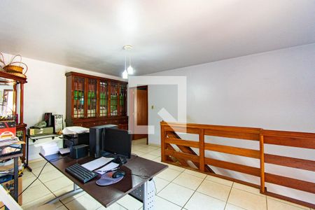 Casa à venda com 250m², 5 quartos e 4 vagas Casa à venda com 250m², 5 quartos e 4 vagasEscritório