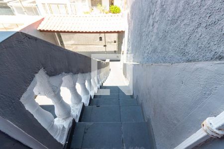 Escada de casa para alugar com 3 quartos, 187m² em Jardim Três Marias, São Paulo