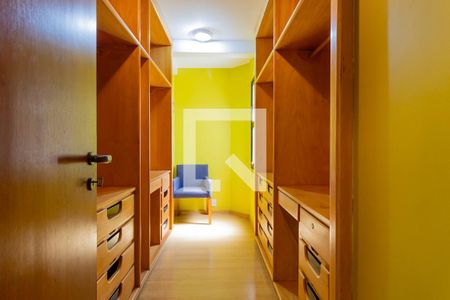 Apartamento à venda com 233m², 4 quartos e 4 vagasCloset da Suíte 2