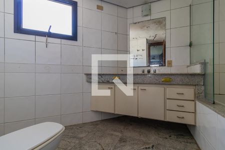 Apartamento à venda com 233m², 4 quartos e 4 vagasBanheiro da Suíte 1