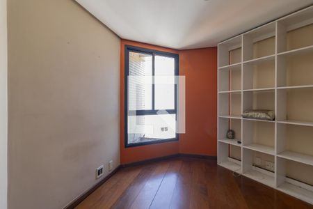 Apartamento à venda com 233m², 4 quartos e 4 vagasEscritório