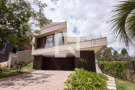 Casa de condomínio à venda com 453m², 4 quartos e 4 vagasFachada