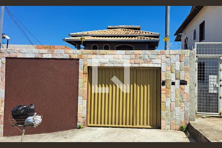 Casa à venda com 250m², 3 quartos e 2 vagas Casa à venda com 250m², 3 quartos e 2 vagasFachada