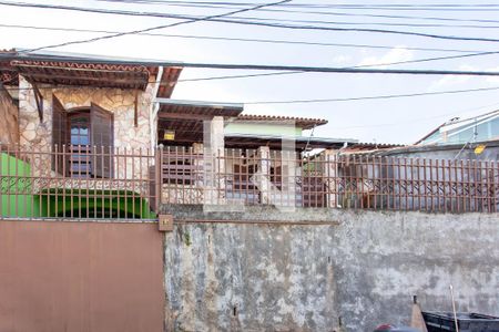 Casa à venda com 230m², 3 quartos e 3 vagas Casa à venda com 230m², 3 quartos e 3 vagasFachada