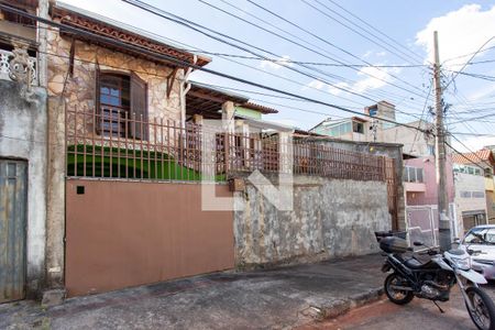 Casa à venda com 230m², 3 quartos e 3 vagas Casa à venda com 230m², 3 quartos e 3 vagasFachada