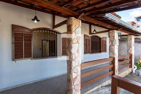 Casa à venda com 230m², 3 quartos e 3 vagas Casa à venda com 230m², 3 quartos e 3 vagasVaranda