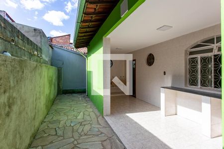 Casa à venda com 230m², 3 quartos e 3 vagas Casa à venda com 230m², 3 quartos e 3 vagasÁrea externa