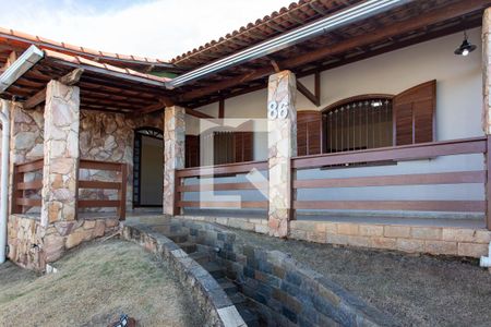 Casa à venda com 230m², 3 quartos e 3 vagas Casa à venda com 230m², 3 quartos e 3 vagasVaranda