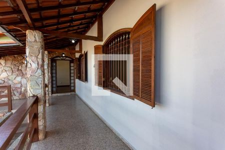 Casa à venda com 230m², 3 quartos e 3 vagas Casa à venda com 230m², 3 quartos e 3 vagasVaranda