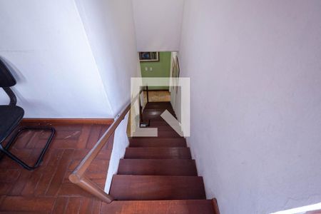 Casa à venda com 150m², 4 quartos e 5 vagas Casa à venda com 150m², 4 quartos e 5 vagasEscada