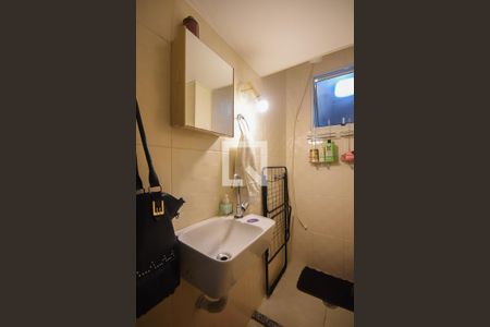 Casa de condomínio à venda com 130m², 2 quartos e 2 vagasBanheiro de Serviço