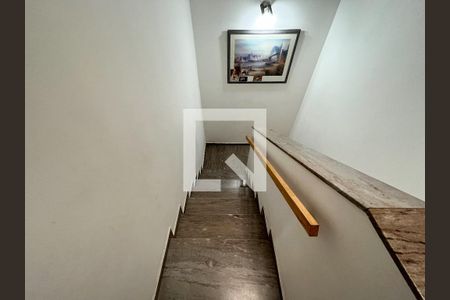 Casa à venda com 300m², 4 quartos e 5 vagasEscada