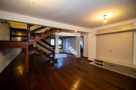 Casa à venda com 259m², 4 quartos e 5 vagasSala