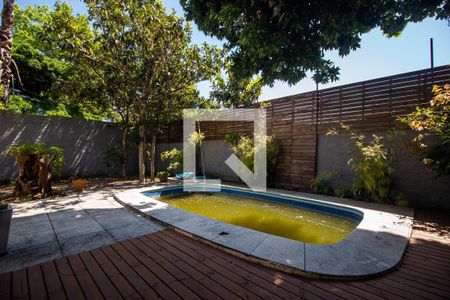 Casa à venda com 259m², 4 quartos e 5 vagasQuintal