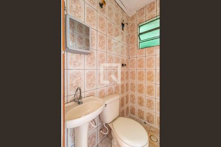 Banheiro de casa para alugar com 2 quartos, 60m² em Vila Sonia, São Paulo