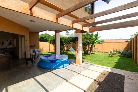 Casa à venda com 313m², 3 quartos e 3 vagas Casa à venda com 313m², 3 quartos e 3 vagasQuintal