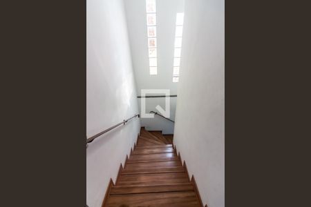 Casa à venda com 180m², 4 quartos e 2 vagasEscada