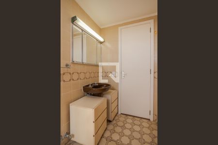 Banheiro de apartamento à venda com 2 quartos, 74m² em Floresta, Porto Alegre