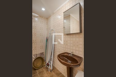 Apartamento à venda com 74m², 2 quartos e sem vaga Apartamento à venda com 74m², 2 quartos e sem vagaBanheiro de serviço