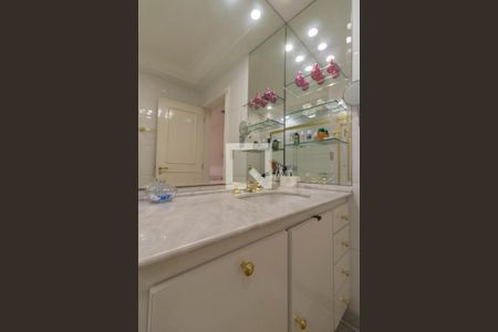 Apartamento à venda com 478m², 3 quartos e 3 vagas Apartamento à venda com 478m², 3 quartos e 3 vagasBanheiro da Suíte 2